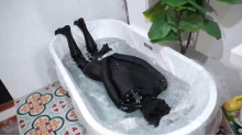 重度水刑 ストッキングとタイトヘッドカバー水をかける
